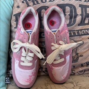 Kanga Roos Pink and White Sneakers
New
Size 9
Side pockets